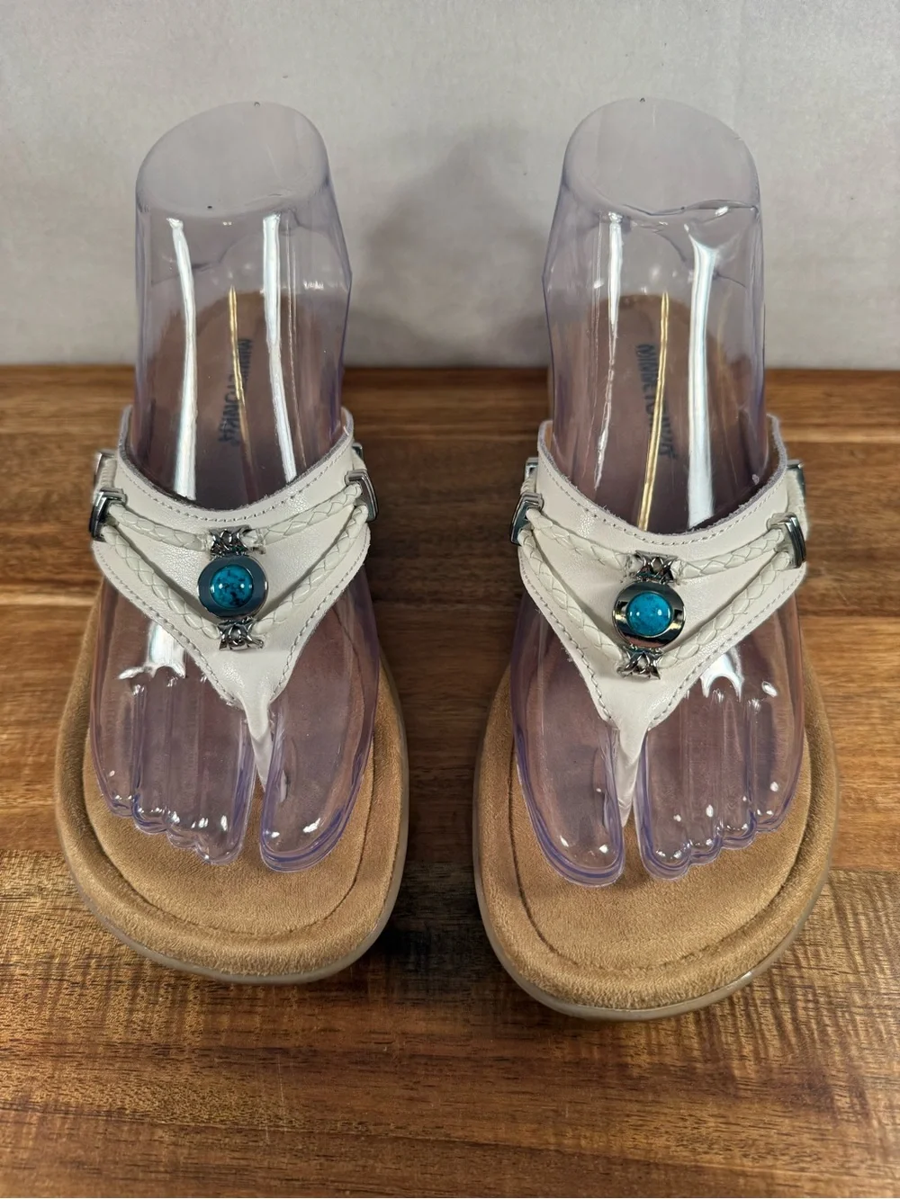 Minnetonka Silverthorne 360 Thong Sandals in White with Turquoise Stone Size 7